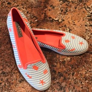 Ladies slip-on Sherry flats